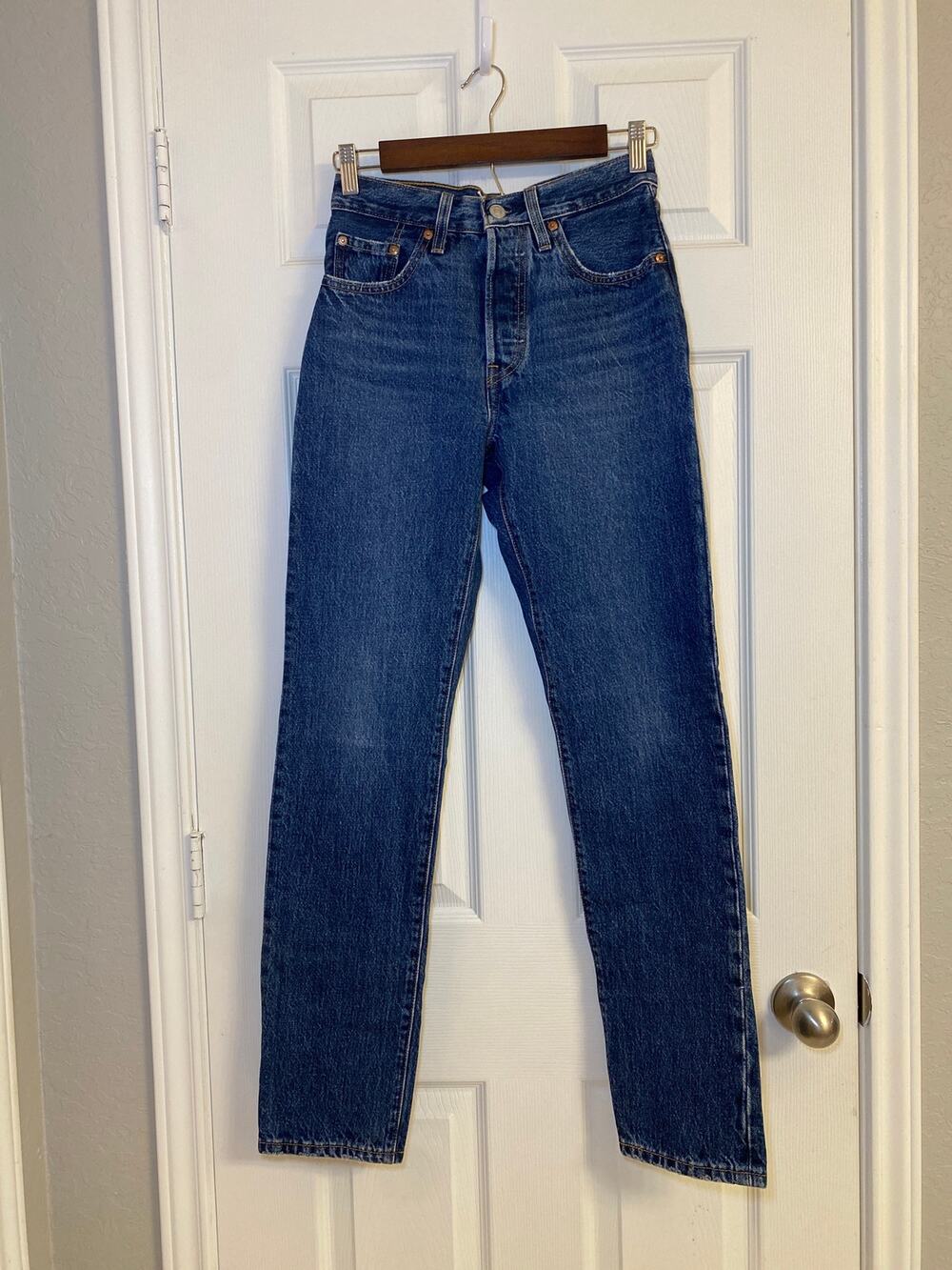 Levi’s 501 Classic Jeans Women’s 26x32 Med Blue Rigid Cotton Straight Leg Casual